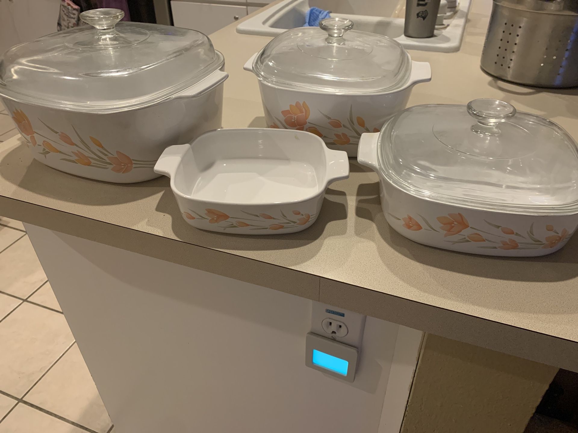 5 piece Pyrex set with 3 lids