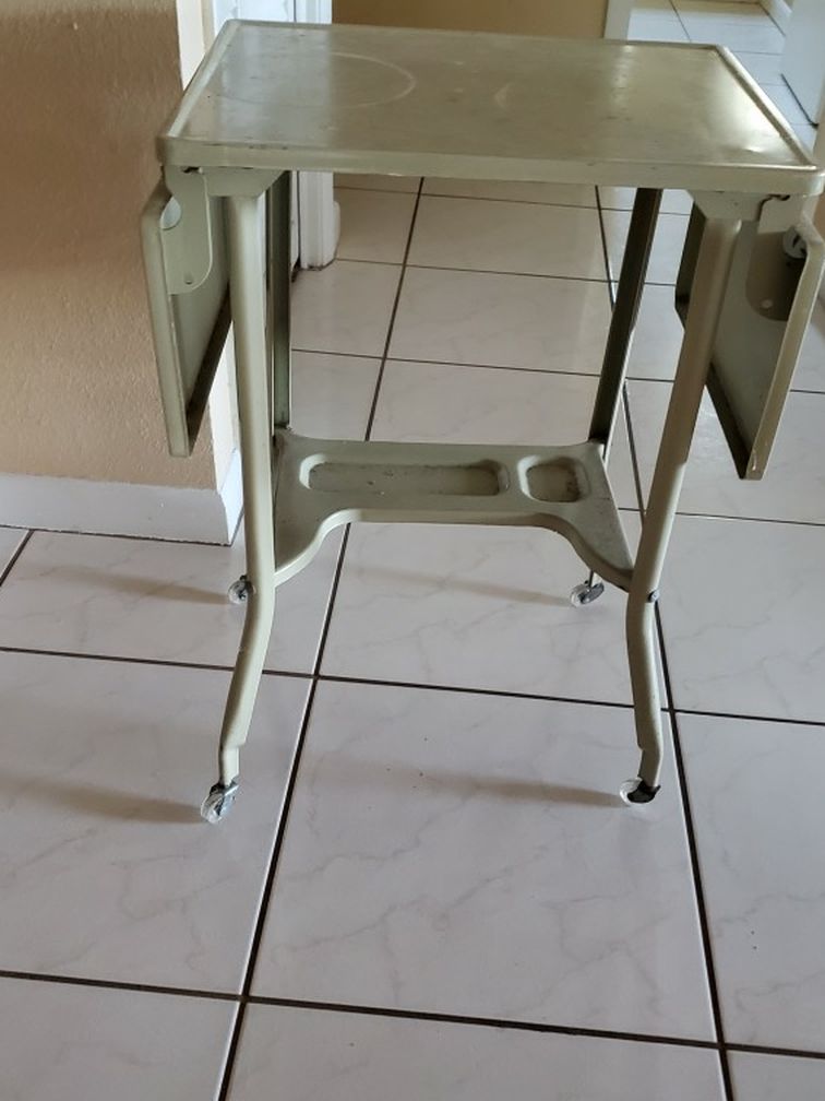 Metal Table With 2 Extentions.