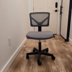 Grey Rolling Swivel Office Chair - Mesh Back
