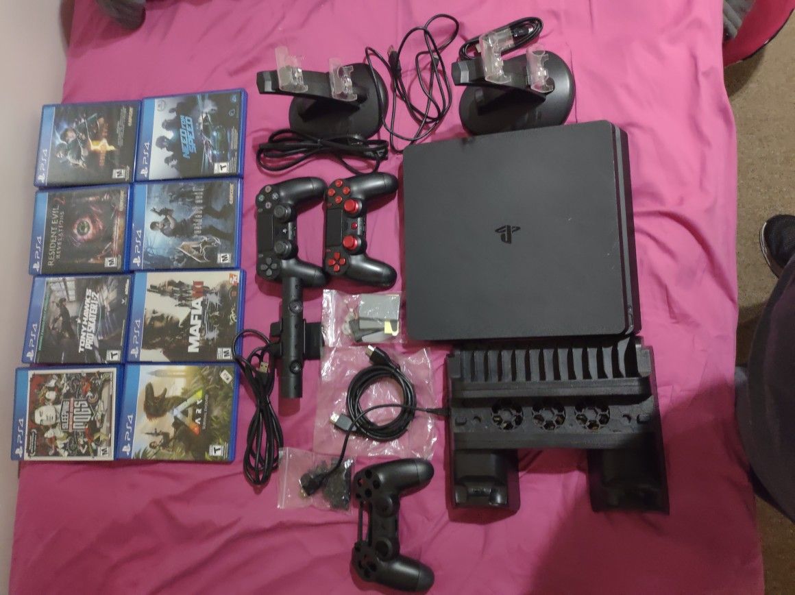 Like New Lightly Used Ps4 With Lots Of Extras