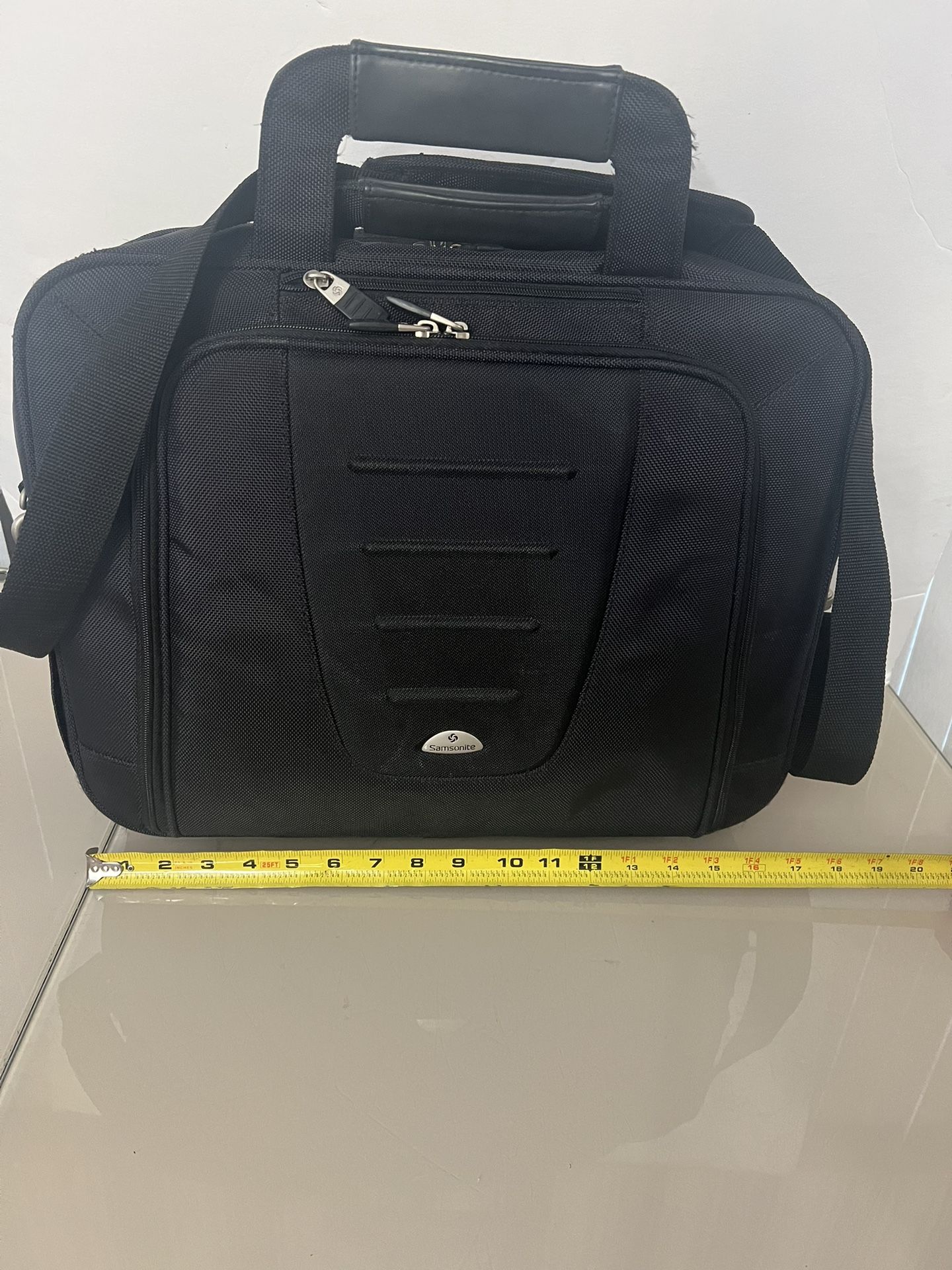 This Samsonite Business Notebook Laptop Case Model 570 is the perfect solution for carrying your laptop in style. The sleek black design complements a