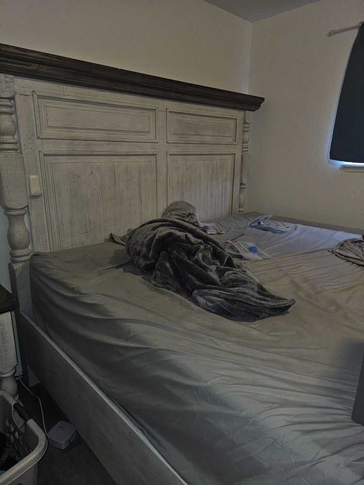 King Sized Bedroom Suit With Mattress