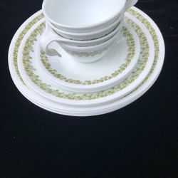 Vintage Spring Blossom/Crazy Daisy Corelle Set of Sixteen Pieces.