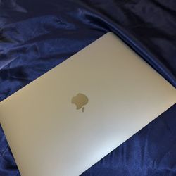 MacBook Air 2020 M1. Barely Used. Perfect Condition.