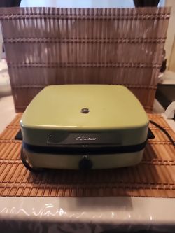 Vtg 70’s Montgomery Wards BE-46029B Waffle Maker Green 3 Heat Setting TESTED