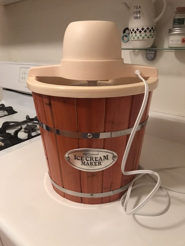 NEW 4 Qt. Nostalgia Ice Cream Maker for Sale in Chicago
