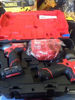 Milwaukee M12 12 volt 1/2 hammer drill/ driver and impact combo kit