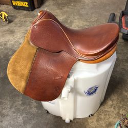 Courbette English Saddle