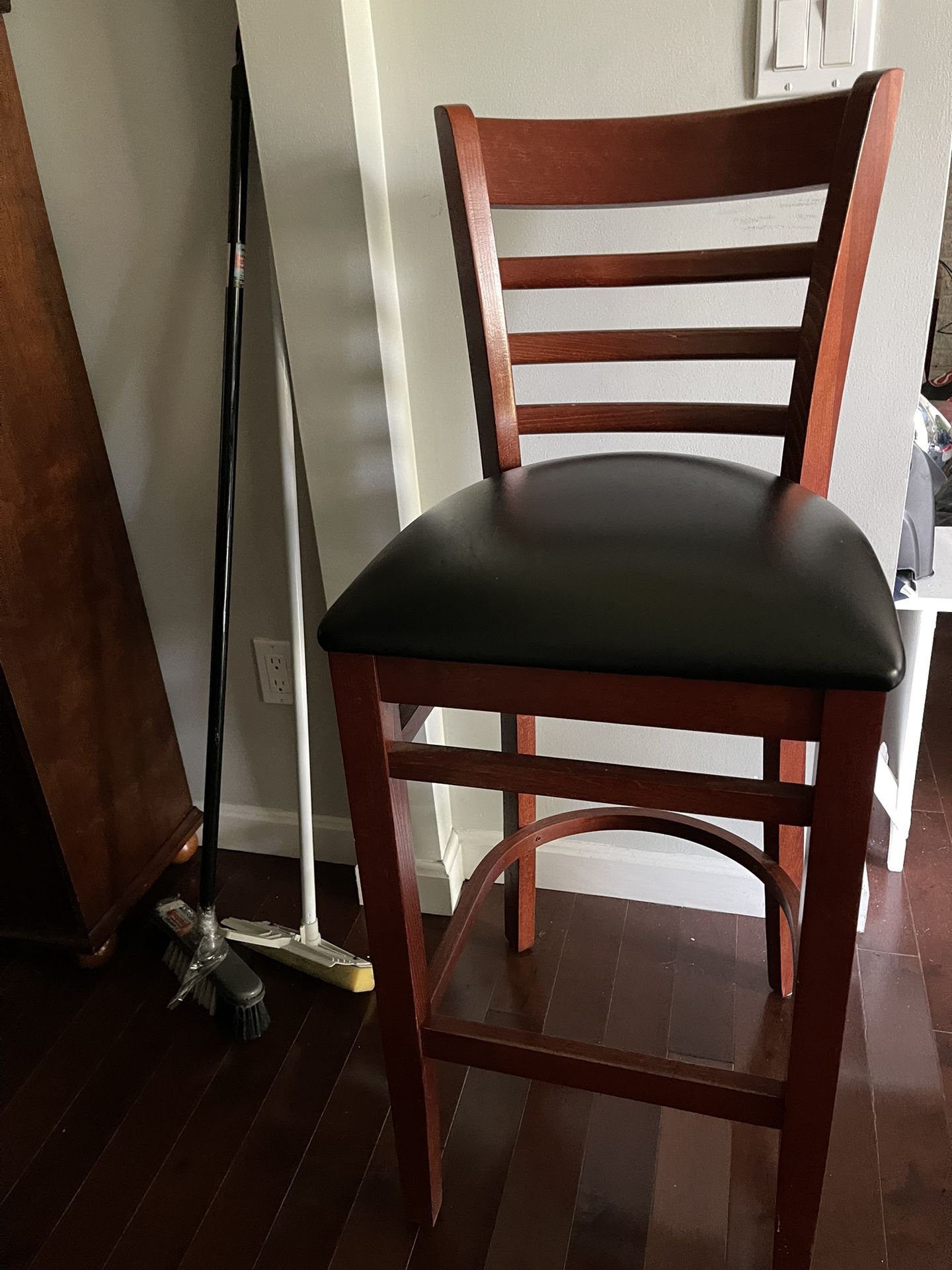 Chairs/stools