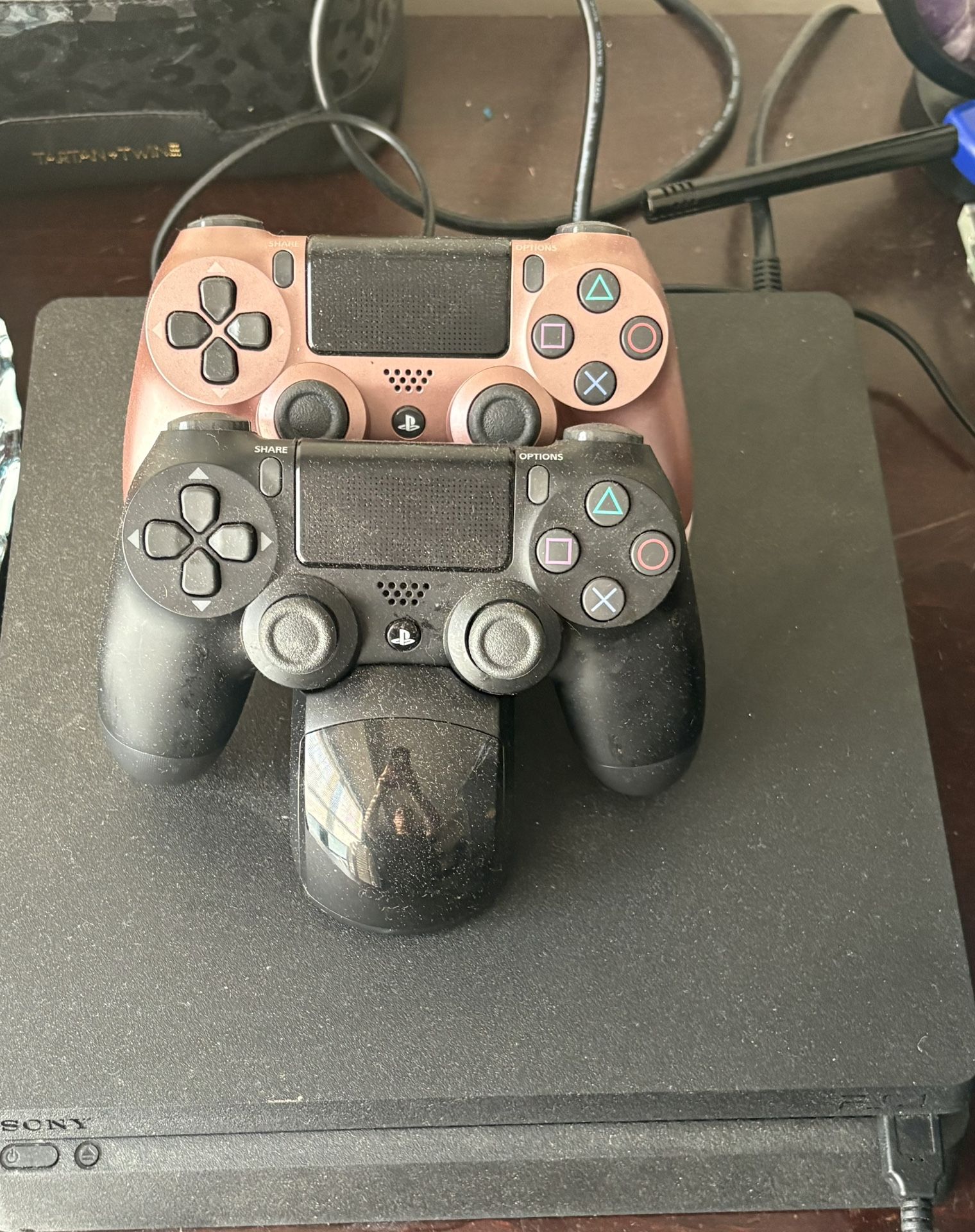 PS4 Gaming Console 2 Controllers & Charging Station 5 Games