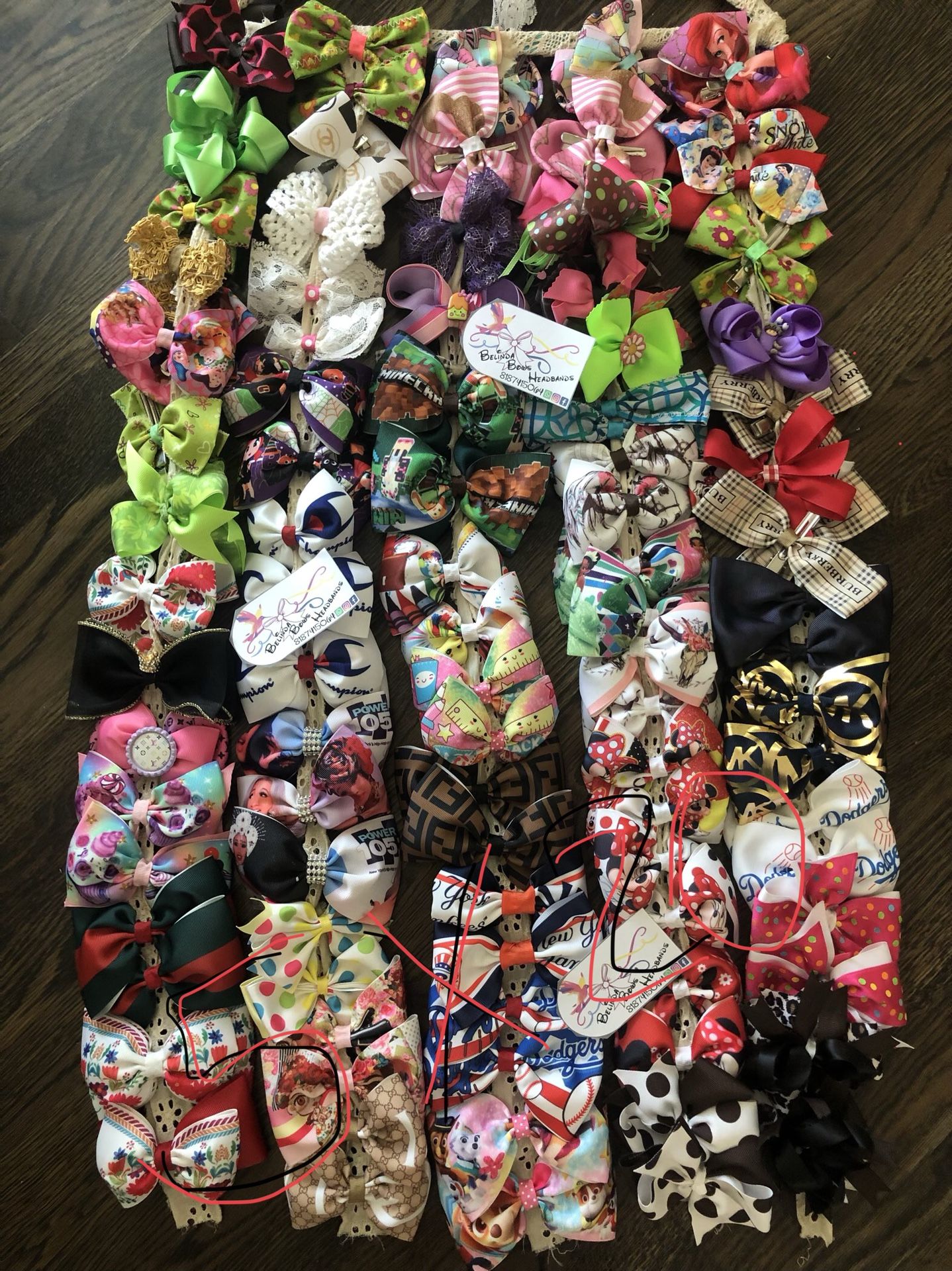 Bows al gusto nanden mensaje para aser su pedido al gusto tengo variedad de material 5 PARES POR $20