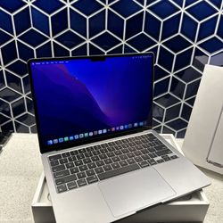 2022 13” macbook Air M2 Chip 8GB Ram 512SSD! perfect condition!