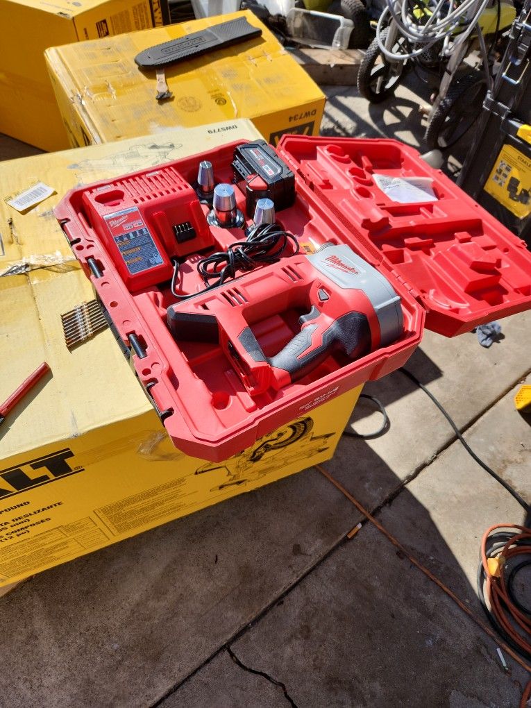 Milwaukee
M18 18-Volt Lithium-Ion Cordless 3/8 in. to 1-1/2 in Expansion Tool Kit with 3 Heads, Two 3.0Ah Batteries SLIGHTLY USED STORE PRICE 1099$