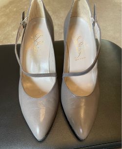 Beautiful vintage pair of Spanish Designer Roberto Ley soft leather pumps with accent strap