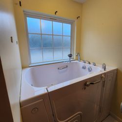 BATHTUB THERAPEUTIC - Ella's Bubbles Tub 