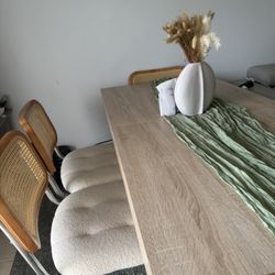 Modern Extendable Rectangular Dining Table + 4 Chairs – Like New