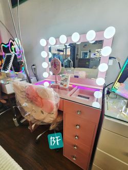 Vanity set Desk and Bluetooth mirror Pink Finish. New Especial price