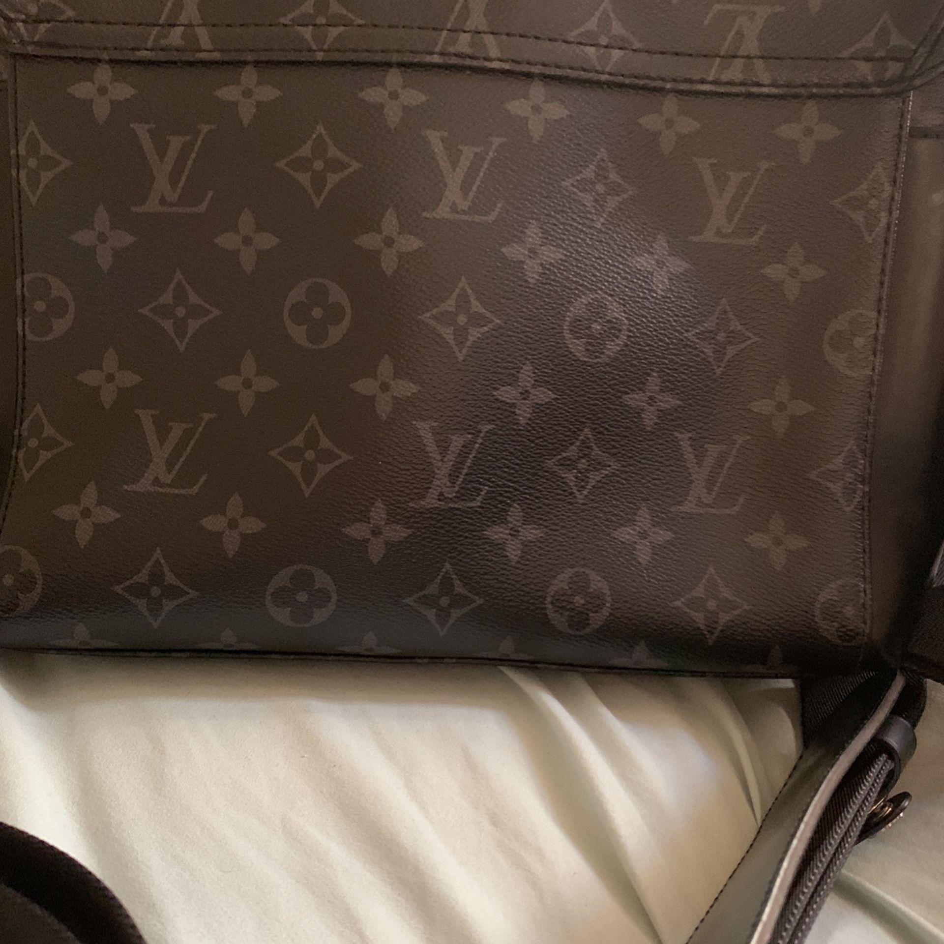 Men's Louis Vuitton Messenger Bag… Original for Sale in Huntington