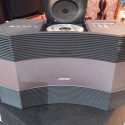 BOSE. ACOUSTIC WAVE SYSTEM. MODEL CD-3000.  RADIO AND CD PLAYER...YOU CAN USE LIKE SPEAKER IF YOU WANT....SOUND VERY GOOD