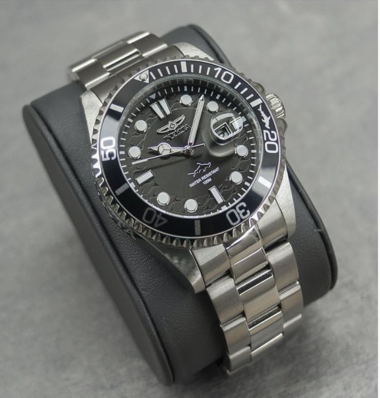 Brand New Invicta Pro Diver 30018 – Silver & Black Quartz – 43 mm w/ Box