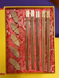 Yew wood chopsticks with distinctive Chinese characteristics.🥢