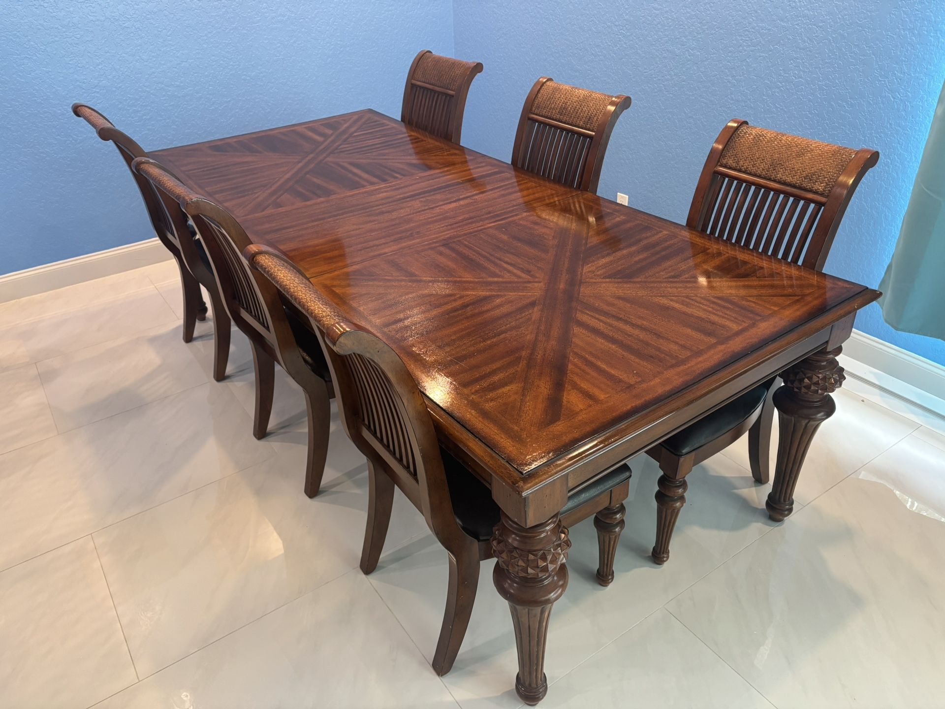 Dining Room Table (Expandable)