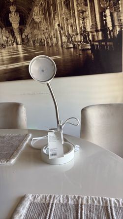 Led task lamp flexible metallic gooseneck, plastic round base with a matte white finish.
