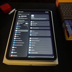 iPad 11 (A6) 128GB Silver And Extras