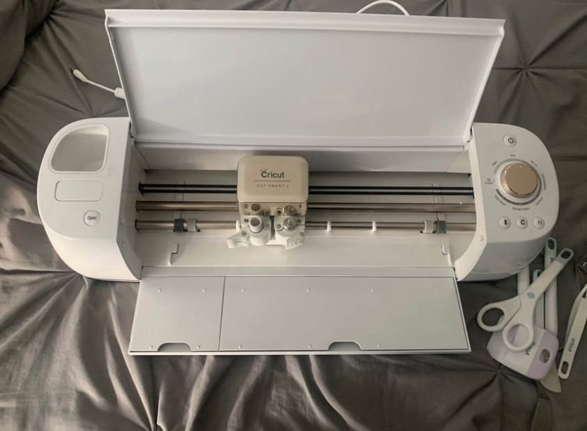 Cricut Explore Air 2 W/ Cricut 5 Piece Tool Set included
