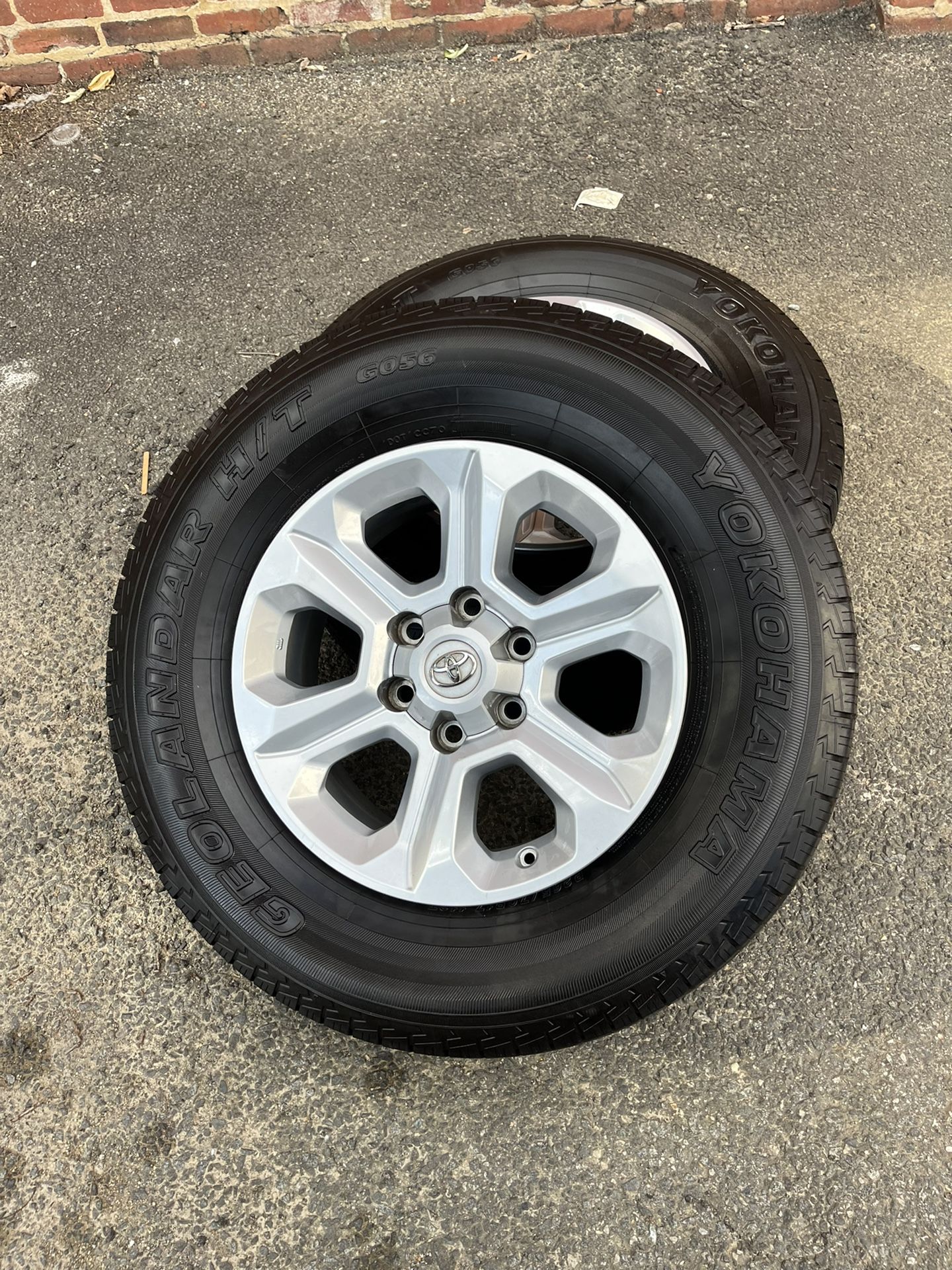 4 New Yokohama tires 265/65/17  Used less than 600 miles With like new rims 
