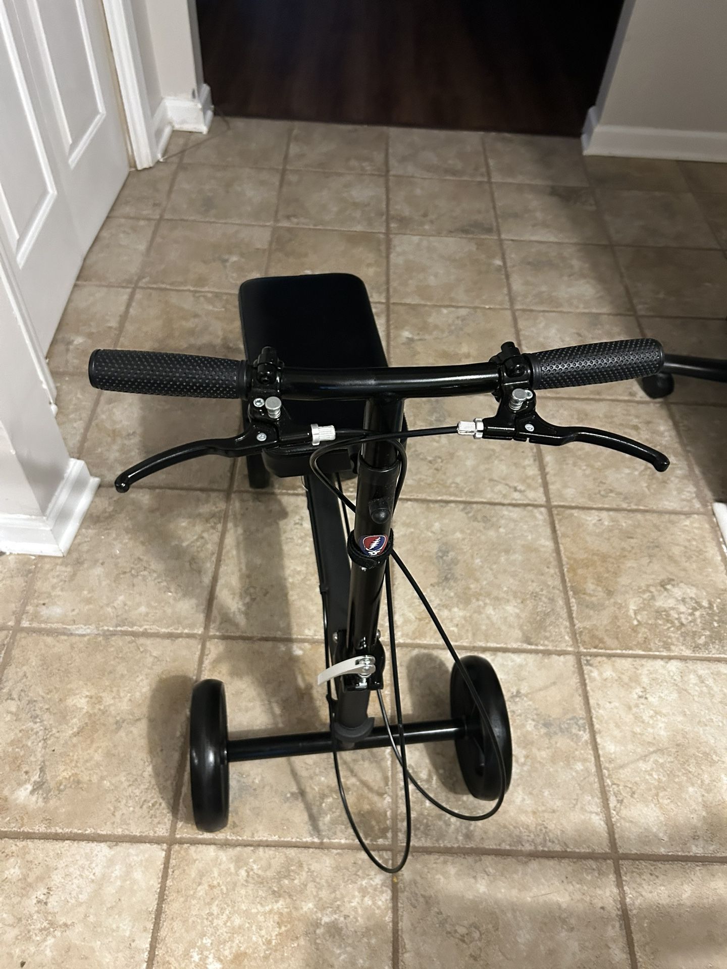 Knee Walker / Knee Scooter . Steerable + Foldable Knee Walker With Dual Brakes