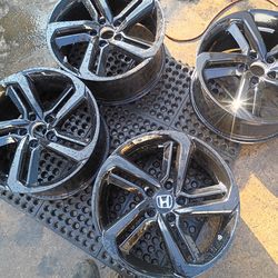 4 Honda rims size 18 . 3 caps r missing