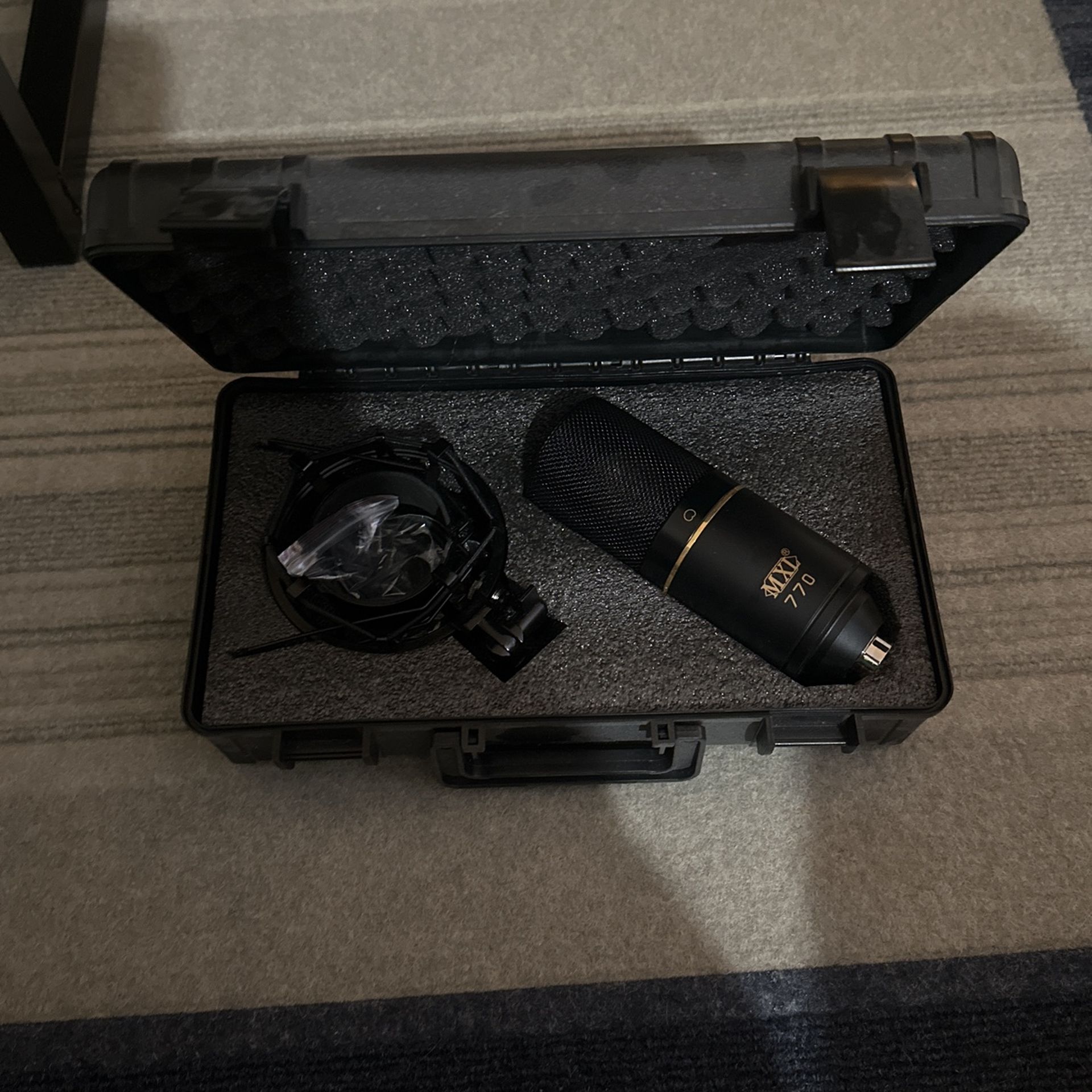 MXL 770