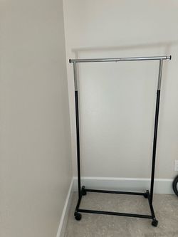 Adjustable clothes rack