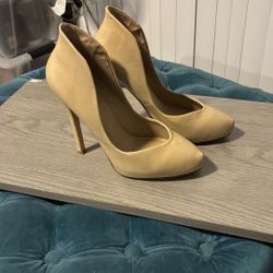 Aldo Women Size 8 beige, or nude