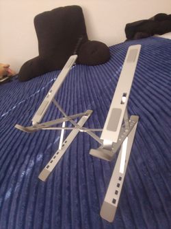 Portable laptop stand