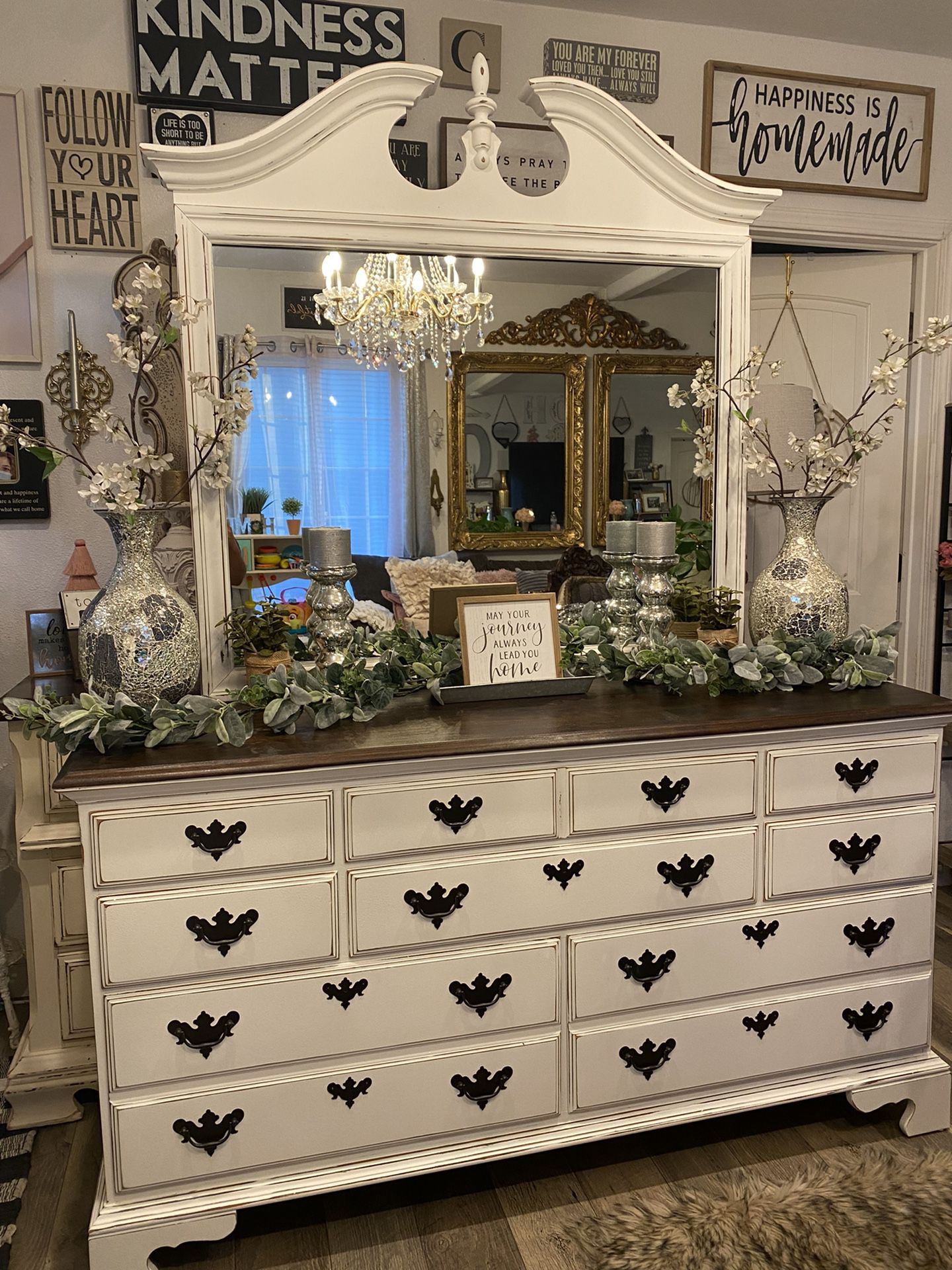 Beautiful 8 Drawer Dresser W/mirror 