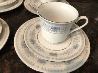 CROWN MING FINE CHINA SET FOR 6 . Circa 50’s