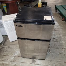 MicroFridge Mini Refrigerator With Two Doors Freezer And Fridge 