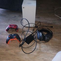 Xbox Series X Digital Only w/ 1tb Hard drive Seagate And 2 Controllers And Headset