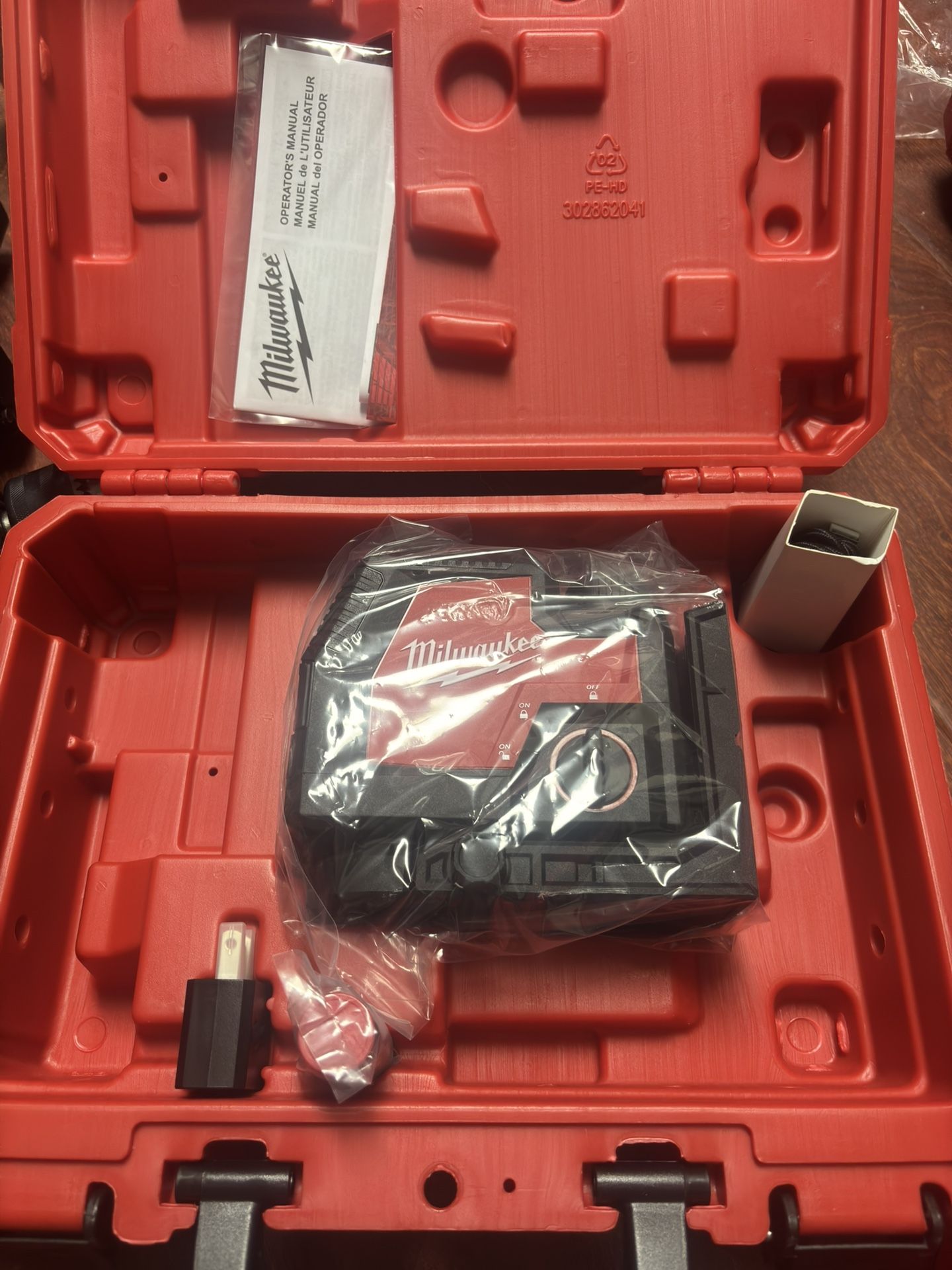 Milwaukee Green 100 ft. Cross Line and Plumb Points Rechargeable Laser Level with REDLITHIUM Lithium-lon USB Battery and Charger