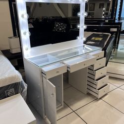 Vanity With Lights 🔥