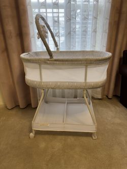 Delta Children Curve Bassinet White/Grey Like New