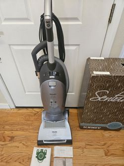 New Cond MILIE VACUUM  WHIT ATTACHMENTS .  AZING AND  POWER SUCTION  IN THE BOX