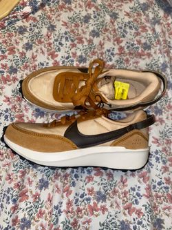 WOMEN'S NIKE WAFFLE DEBUT SNEAKERS