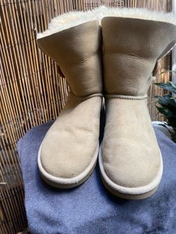 UGG Boots Size 8 Beige color
