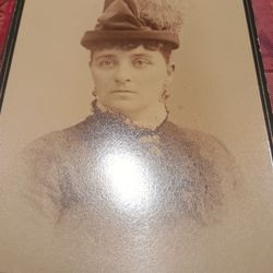 Antique Victorian Era Cabinet Card Photograph Of A Women Dating From Around 1880-90. For Sale.