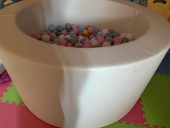 4 foot diameter ball pit almost new