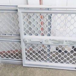 Safety Gate Excellent Condition  26" Wide to 46" Wide 26" Tall