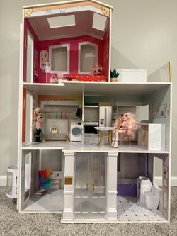 Rainbow High Wood Doll House w/ 4 rainbow high dolls and accessories.